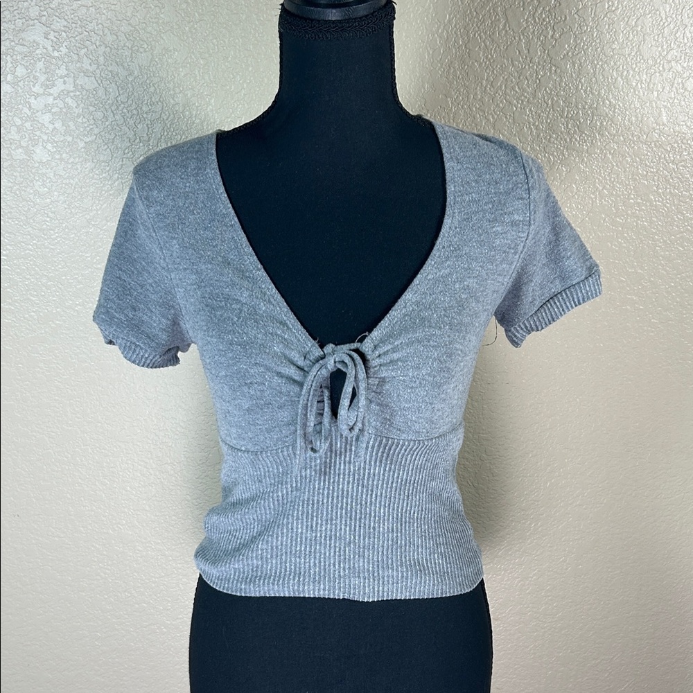 Colsie Gray Ribbed Tie-Front V-Neck Crop Top